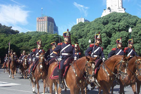 ブエノスアイレスのサン・マルティン公園を閲兵する擲弾騎兵連隊