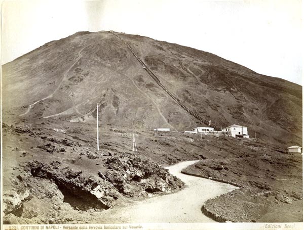 当時のヴェスヴィオ山とフニコラーレ乗り場